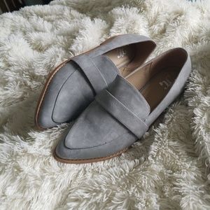 Grey pointed loafers